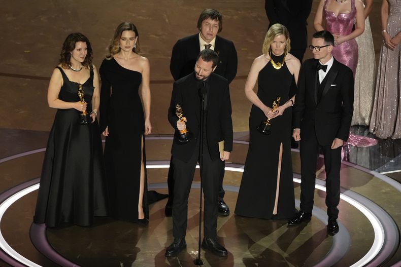Raney Aronson-Rath, de izquierda a derecha, Vasilisa Stepanenko, Mstyslav Chernov, Evgeniy Maloletka, Michelle Mizner, y Derl McCrudden reciben el premio a mejor largometraje documental por 20 Days in Mariupol en los Oscar el domingo 10 de marzo de 2024, en el Teatro Dolby en Los Ángeles. (Foto AP/Chris Pizzello)