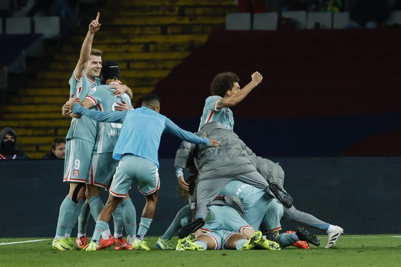 Jugadores del Atlético de Madrid celebran el gol de la victoria en el encuentro de la liga española ante el Barcelona el sábado 21 de diciembre del 2024. (AP Foto/Joan Monfort)