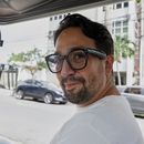 Lin-Manuel Miranda viaja en un carrito de golf durante el evento de clausura del Fondo Flamboyán para las Artes en San Juan, Puerto Rico, el sábado 13 de septiembre de 2025. (Foto AP/Alejandro Granadillo)