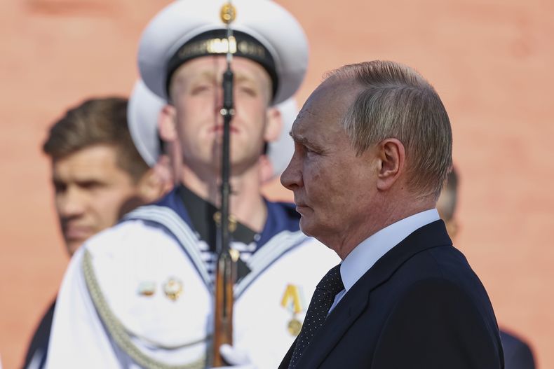 El presidente de Rusia, Vladímir Putin, asiste a la ceremonia de izado de la bandera del submarino nuclear de clase A Knyaz Pozharsky, en Severodvinsk, Rusia, el 24 de julio de 2025. (Alexander Kazakov, Sputnik, Kremlin Pool Foto vía AP)