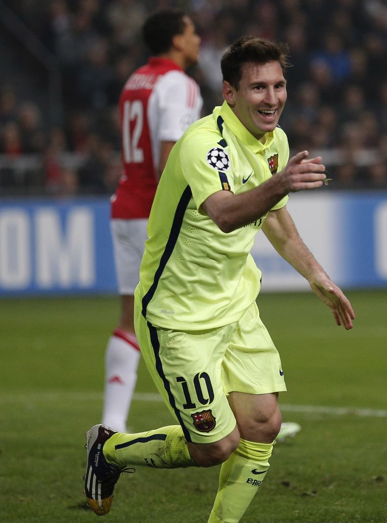 Lionel Messi del Barcelona celebra tras marcar un gol ante Ajax en la Liga de Campeones, el mi&eacute;rcoles 5 de noviembre de 2014. (AP Foto/Peter Dejong)