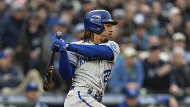 Reales canjean a Mondesí a Boston por pitcher Josh Taylor