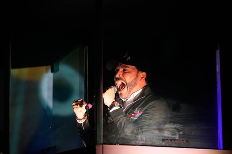 El candidato presidencial Abelardo de la Espriella, del movimiento Defensores de la Patria, se dirige a sus simpatizantes desde una cabina a prueba de balas durante un mitin de campaña en Bogotá, Colombia, el miércoles 20 de mayo de 2026. (AP Foto/Fernando Vergara)