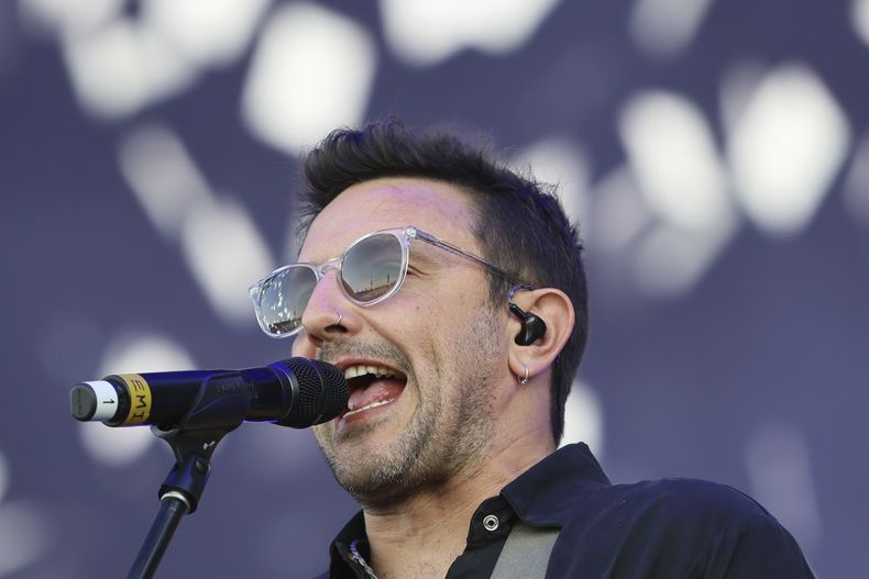 Emiliano Brancciari de No Te Va A Gustar durante su concierto en el Festival Vive Latino en la Ciudad de México el sábado 16 de marzo de 2024. (Foto AP/Ginnette Riquelme)