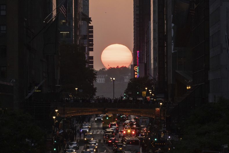 El Sol se pone entre edificios de la Calle 42 en Nueva York, el 30 de mayo de 2023. (AP Foto/Yuki Iwamura, archivo)