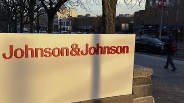 ARCHIVO - Una persona camina por la sede de Johnson & Johnson en New Brunswick, Nueva Jersey, el jueves 8 de febrero de 2024. (AP foto/Ted Shaffrey, archivo)
