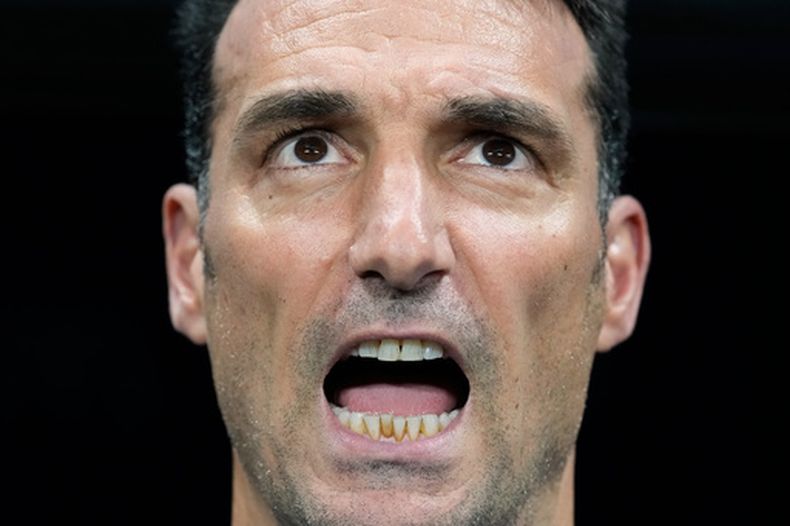 El técnico de Argentina Lionel Scaloni canta el himno nacional previo a la semifinal contra Inglaterra en el Mundial, el miércoles 15 de julio de 2026, en Atlanta. (AP Foto/Rebecca Blackwell)