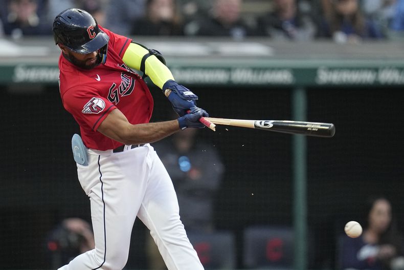 El dominicano Amed Rosario, de los Guardianes de Cleveland, rompe el bate al conectar un sencillo ante los Medias Rojas de Boston durante el cuarto inning del encuentro del miércoles 7 de junio de 2023 (AP Foto/Sue Ogrocki)