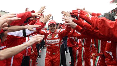 americateve | Felipe Massa es homenajeado por los miembros del equipo Ferrari en la pista de la escuder&iacute;a en Mugello, Italia, el 10 de noviembre del 2013. Massa corri&oacute; ocho a&ntilde;os con Ferrari y acaba de anunciarse su paso a Williams. (AP Photo/ Ercol