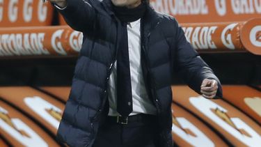 americateve | Antonio Conte da indicaciones a sus jugadores en un partido contra el Milan el 2 de marzo del 2014 en Mil&aacute;n. El timonel de la Juventus fue elegido el mejor t&eacute;cnico del a&ntilde;o en Italia por segundo a&ntilde;o consecutivo. (AP Photo/Luca B