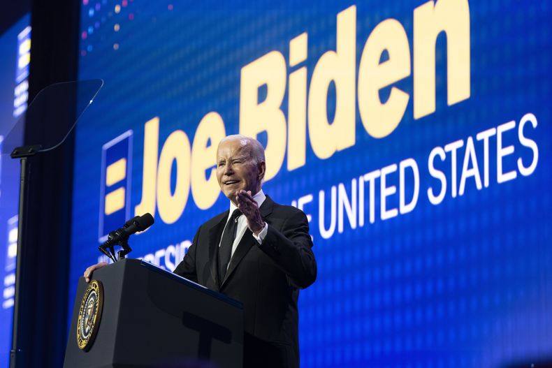 El presidente Joe Biden habla en la Cena Nacional de la Campaña de Derechos Humanos el sábado 14 de octubre de 2023 en Washington. (Kevin Wolf/AP Imágenes para la campaña de derechos humanos)