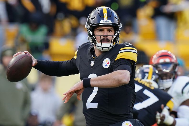 Mason Rudolph (2), quarterback de los Steelers de Pittsburgh, lanza contra los Bengals de Cincinnati durante la segunda mitad de un juego de fútbol americano de la NFL el domingo 16 de noviembre de 2025, en Pittsburgh. (AP Photo/Matt Freed)