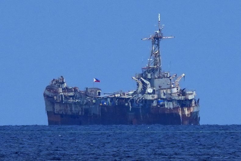 ARCHIVO - El barco de la armada filipina, maltratado, pero aún activo, el BRP Sierra Madre, en el banco de arena Ayungin, en el disputado mar de China Meridional, el 22 de agosto de 2023. (AP Foto/Aaron Favila, Archivo)