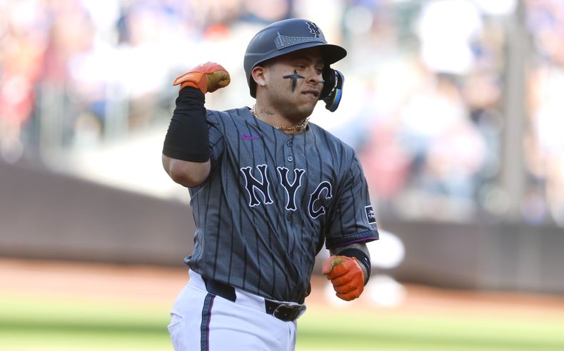 El venezolano Francisco Álvarez, de los Mets de Nueva York, festeja tras conectar un jonrón ante los Filis de Filadelfia, el sábado 21 de septiembre de 2024 (AP Foto/Noah K. Murray)