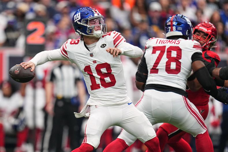 El quarterback de los Giants de Nueva York J.J. McCarthy busca a quien lanzar el balón en el encuentro ante los Texans de Houston el domingo 25 de octubre del 2026. (AP Foto/Eric Smith)