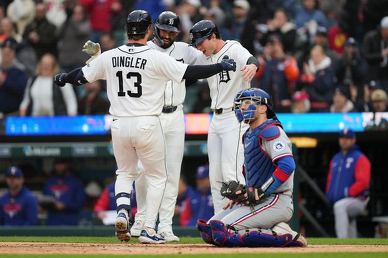 De izquierda a derecha, Dillon Dingler, de los Tigres de Detroit, celebra tras su jonrón de tres carreras con Riley Greene y Colt Keith, mientras el receptor de los Rangers de Texas, Danny Jansen, observa durante la primera entrada de un partido de béisbol el sábado 2 de mayo de 2026, en Detroit. (AP Foto/Paul Sancya)