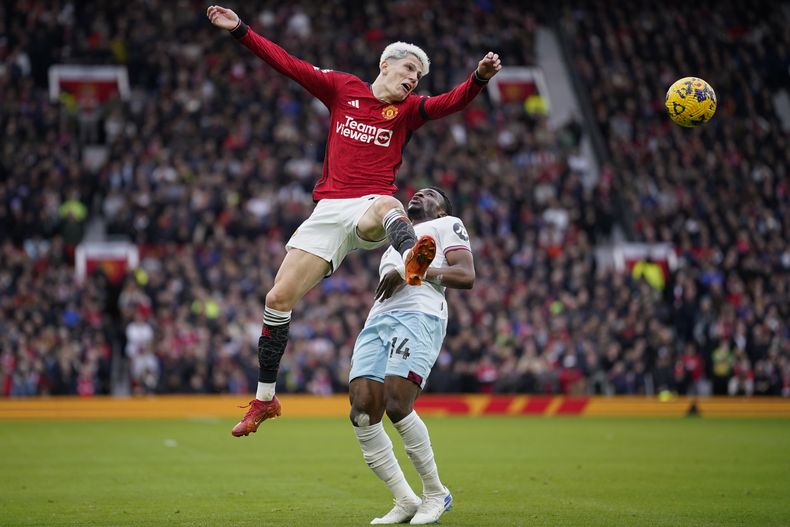 Alejandro Garnacho (izquierda) del Manchester United pugna por el balón con Mohammed Kudus de West Ham en el partido de la Liga Premier inglesa, el domingo 4 de febrero de 2024. (AP Foto/Dave Thompson)