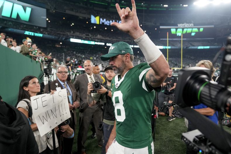 Aaron Rodgers, quarterback de los Jets de Nueva York, abandona el terreno tras la victoria sobre los Patriots de Nueva Inglaterra, el jueves 19 de septiembre de 2024 (AP Foto/Seth Wenig)