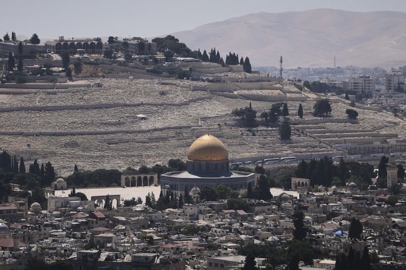 Una vista de la Ciudad Antigua de Jerusalén, con el santuario de la Cúpula de la Roca en el complejo de la mezquita de Al-Aqsa, cerrado a los fieles después de que el Mando del Frente Interior de Israel prohibiera las reuniones públicas tras un ataque militar israelí contra Irán, viernes 13 de junio de 2025. (AP Foto/Ohad Zwigenberg)