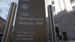 El cartel de la Agencia de Estados Unidos para el Desarrollo Internacional, o USAID, en el exterior de su sede, en Washington, el 7 de febrero de 2025. (AP Foto/José Luis Magana)