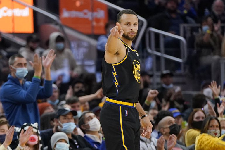 Curry roza récord de triples y Warriors superan a Blazers
