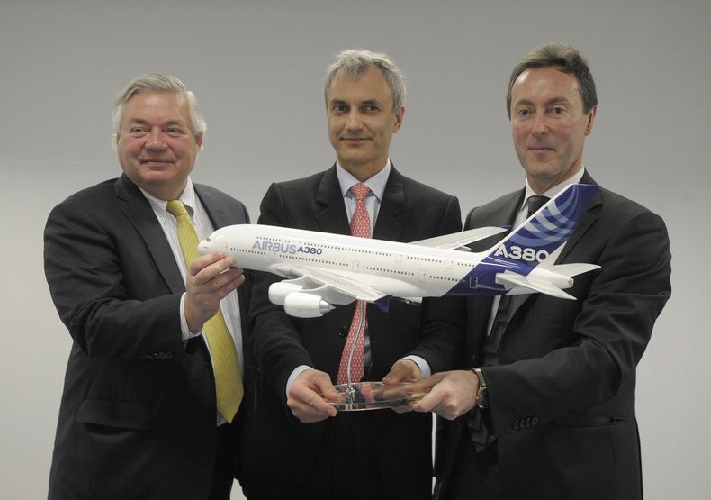 John Leahy (izquierda) director operativo de Airbus, Mark Lapidus director de Amedeo (centro) y Fabrice Bregier, presidente y director de Airbus ponsa tras anunciar que la compa&ntilde;&iacute;a de aeron&aacute;utica logr&oacute; un trato con amedeo para