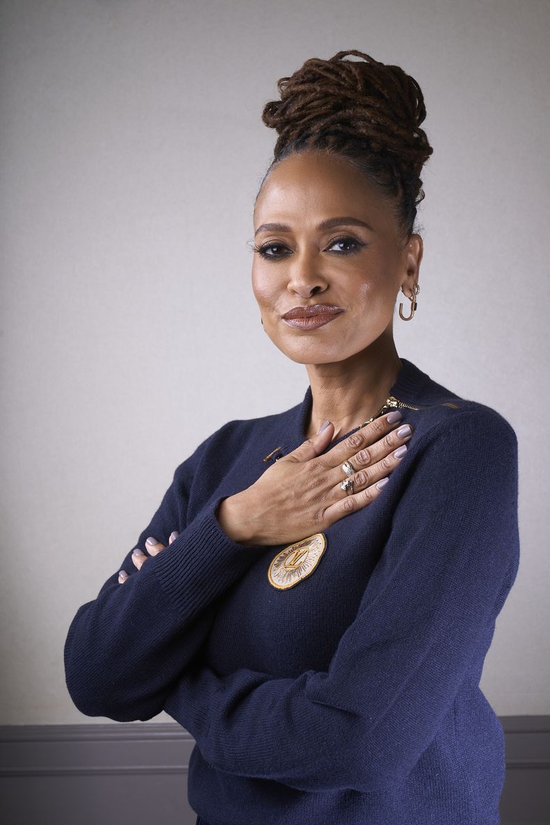 La directora Ava DuVernay posa para un retrato para promover la película Origin el martes 5 de diciembre de 2023, en Beverly Hills, California. (Foto AP/Damian Dovarganes)