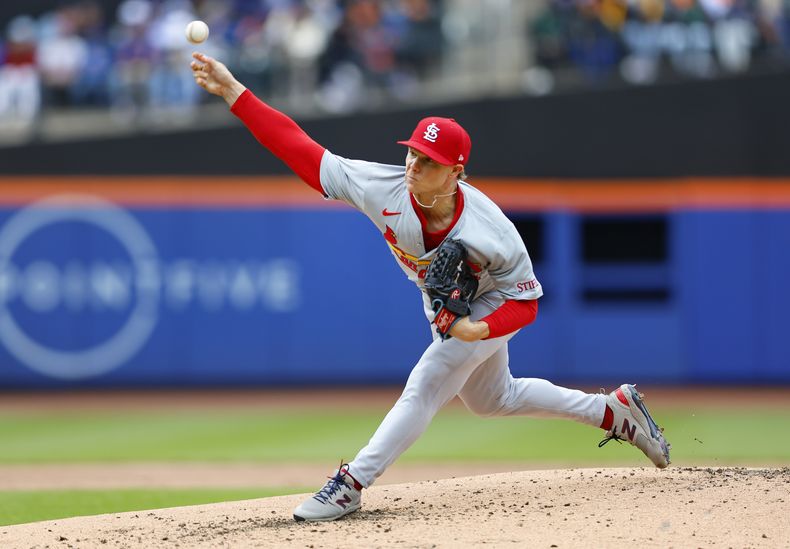 El pitcher de los Cardenales de San Luis Sonny Gray lanza en la primera entrada del juego de la MLB ante los Mets de Nueva York el sábado 27 de abril del 2024. (AP Foto/Noah K. Murray)