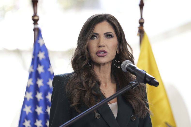 La secretaria de Seguridad Nacional de Estados Unidos, Kristi Noem, durante una conferencia de prensa en el Palacio Presidencial de Ecuador, el jueves 31 de julio de 2025, en Quito. (AP Foto/Alex Brandon, Pool)