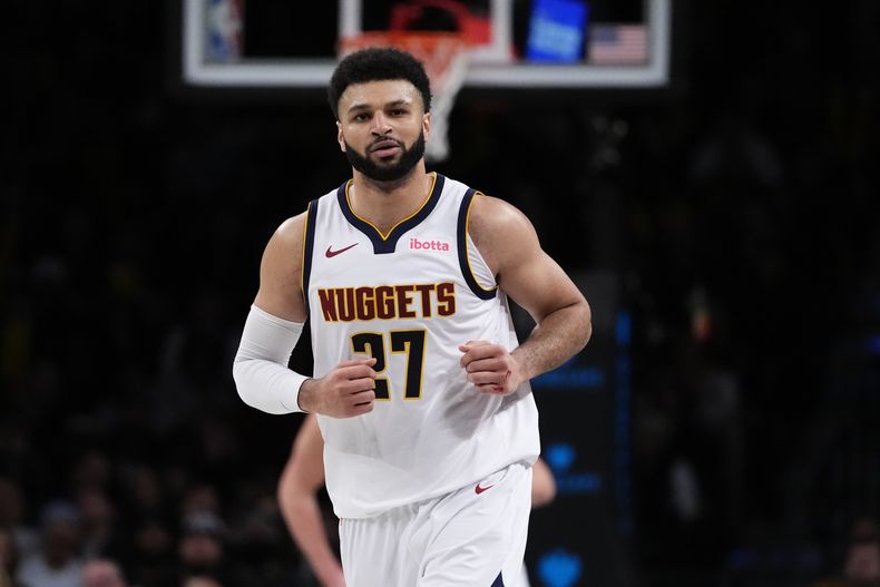 Jamal Murray, de los Nuggets de Denver, reacciona tras anotar ante los Nets de Brooklyn en el partido del viernes 22 de diciembre de 2023 (AP Foto/Frank Franklin II)
