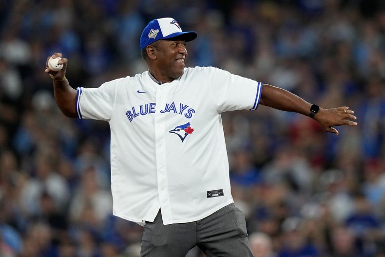 Joe Carter, expelotero de los Azulejos de Toronto, lanza la primera bola del segundo juego de la Serie Mundial el sábado 25 de octubre de 2025 (Nathan Denette/The Canadian Press via AP)