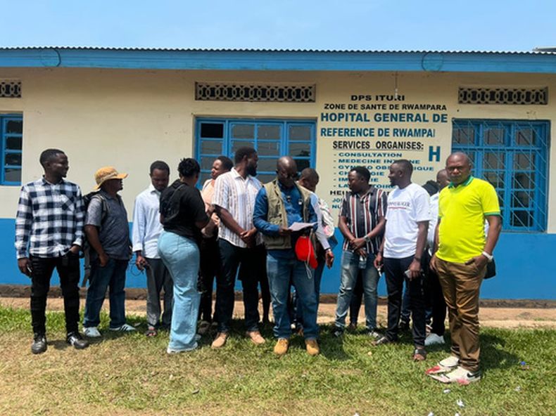 Trabajadores de un centro de tratamiento del Ébola se declaran en huelga por salarios y bonificaciones impagados, en el Hospital General de Rwampara, en Ituri, noreste de la República Democrática del Congo, el lunes 13 de julio de 2026 (Foto AP/Prosper Heri Ngorora).