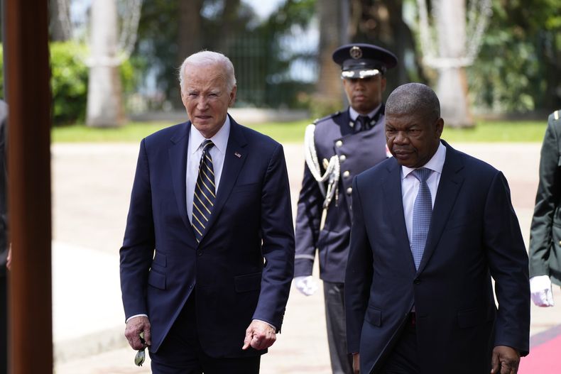 El presidente Joe Biden pasa revista a la guardia de honor con el presidente de Angola, Joao Lourenco, en el palacio presidencial, en Luanda, la capital de Angola, el martes 3 de diciembre de 2024. (AP Foto/Ben Curtis)