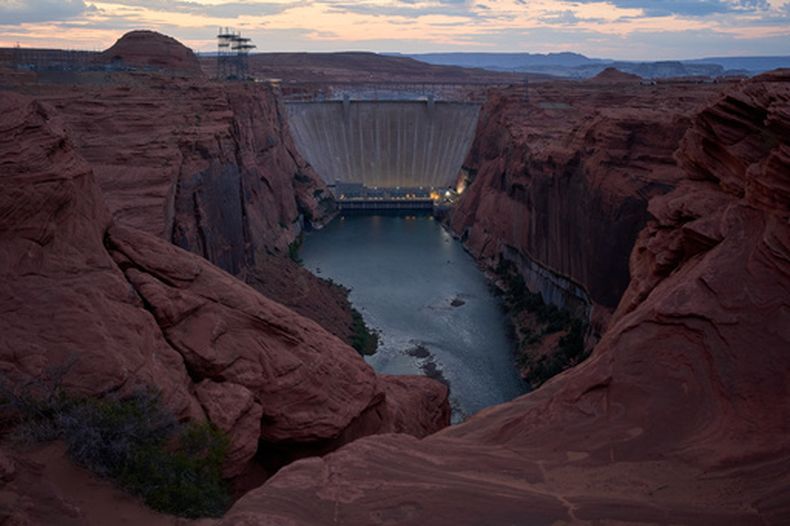 El río Colorado fluye bajo la presa de Glen Canyon, en el Área Recreativa Nacional de Glen Canyon, el martes 14 de julio de 2026, cerca de Page, Nevada. (AP Foto/John Locher)