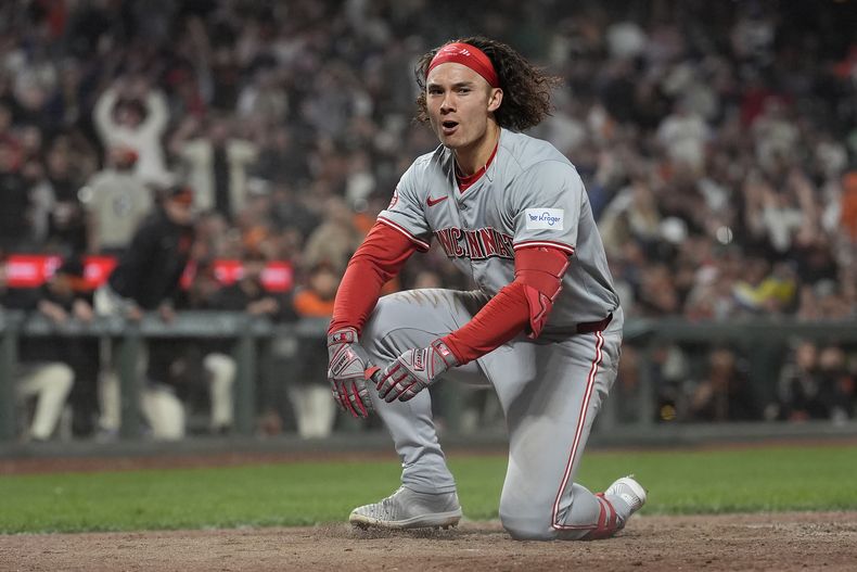 Stuart Fairchild, de los Rojos de Cincinnati, festeja luego de conseguir un jonrón dentro del parque, en el juego del viernes 10 de mayo de 2024, ante los Gigantes de San Francisco (AP Foto/Jeff Chiu)