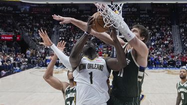 Zion Williamson, alero de los Pelicans de Nueva Orleáns, recibe una falta de Brook López (11), pívot de los Bucks de Milwaukee, el jueves 28 de marzo de 2024 (AP Foto/Gerald Herbert)