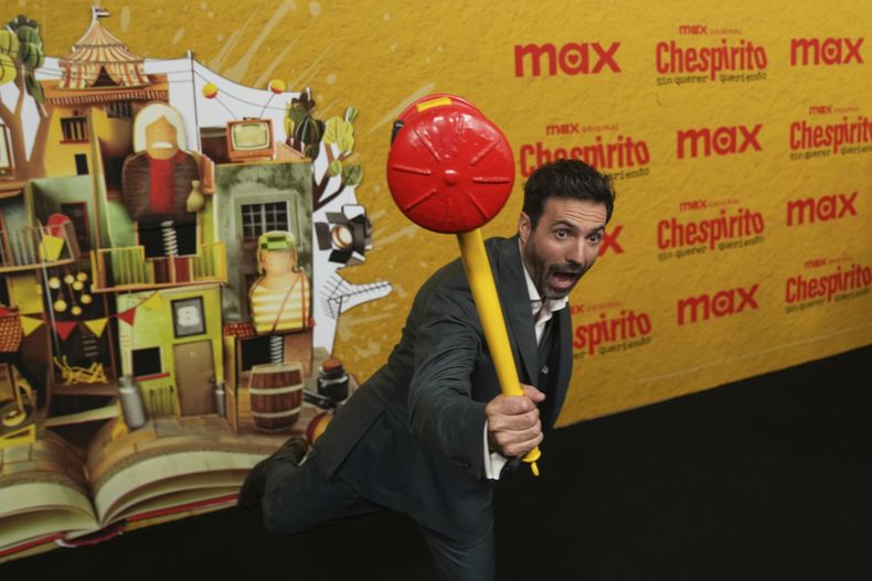 El actor mexicano Pablo Cruz posa en la alfombra roja para promover la serie Chespirito: Sin querer queriendo en la Ciudad de México el martes 3 de junio de 2025. (Foto AP/Fernando Llano)