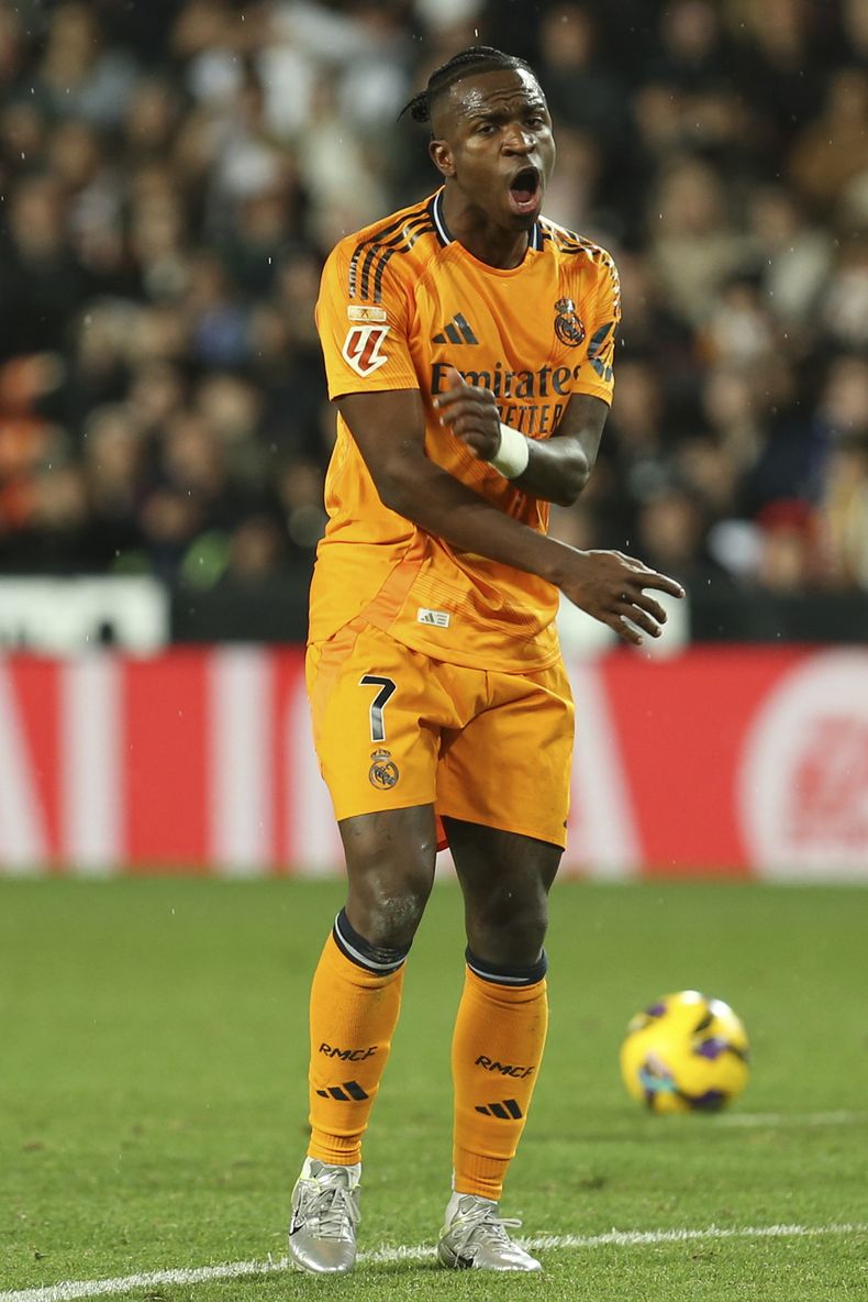 El brasileño Vinicius Junior hace un gesto durante un partido de La Liga española frente al Valencia, el viernes 3 de enero de 2025 (AP Foto/Alberto Saiz)