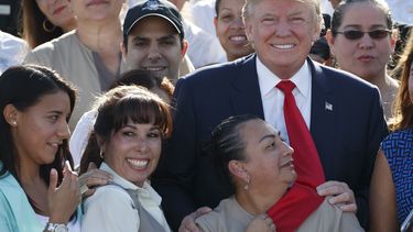 trump ataca con fuerza ley de salud de obama