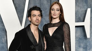 ARCHIVO - Joe Jonas, izquierda, y Sophie Turner aparecen en la fiesta de los Oscar de Vanity Fair el 12 de marzo de 2023 en Beverly Hills, California. (Foto Evan Agostini/Invision/AP, File)