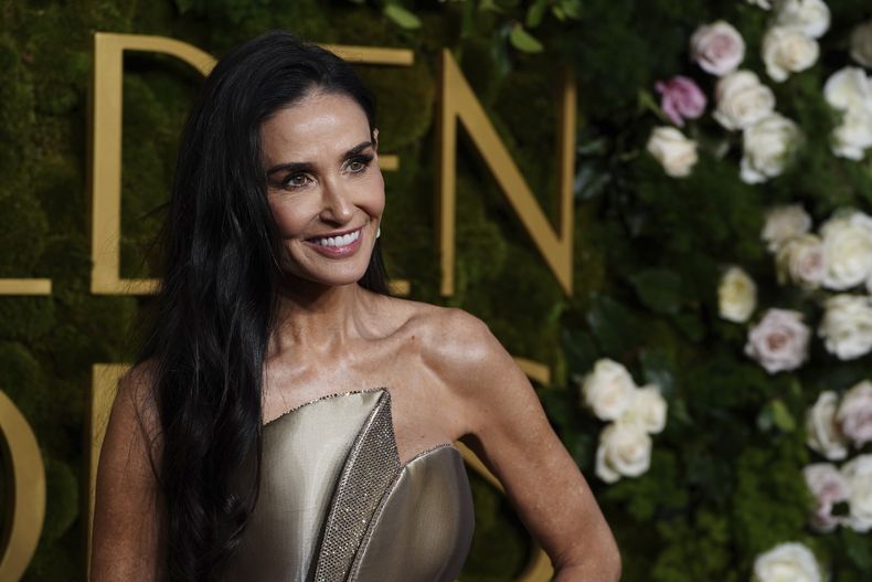 Demi Moore llega a la 82ª edición de los Globos de Oro el domingo 5 de enero de 2025 en el Beverly Hilton de Beverly Hills, California. (Foto Jordan Strauss/Invision/AP)