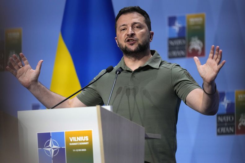 El presidente ucraniano Volodymyr Zelenskyy habla en una conferencia de prensa durante una cumbre de la OTAN el miércoles 12 de julio de 2023, en Vilna, Lituania. (AP Foto/Pavel Golovkin)