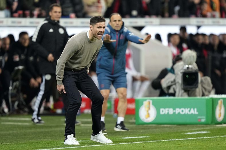 El técnico de Bayer Leverkusen Xabi Alonso durante el partido contra Stuttgart por los cuartos de final de la Copa de Alemania, el martes 6 de febrero de 2024, en Leverkusen. (AP Foto/Martin Meissner)