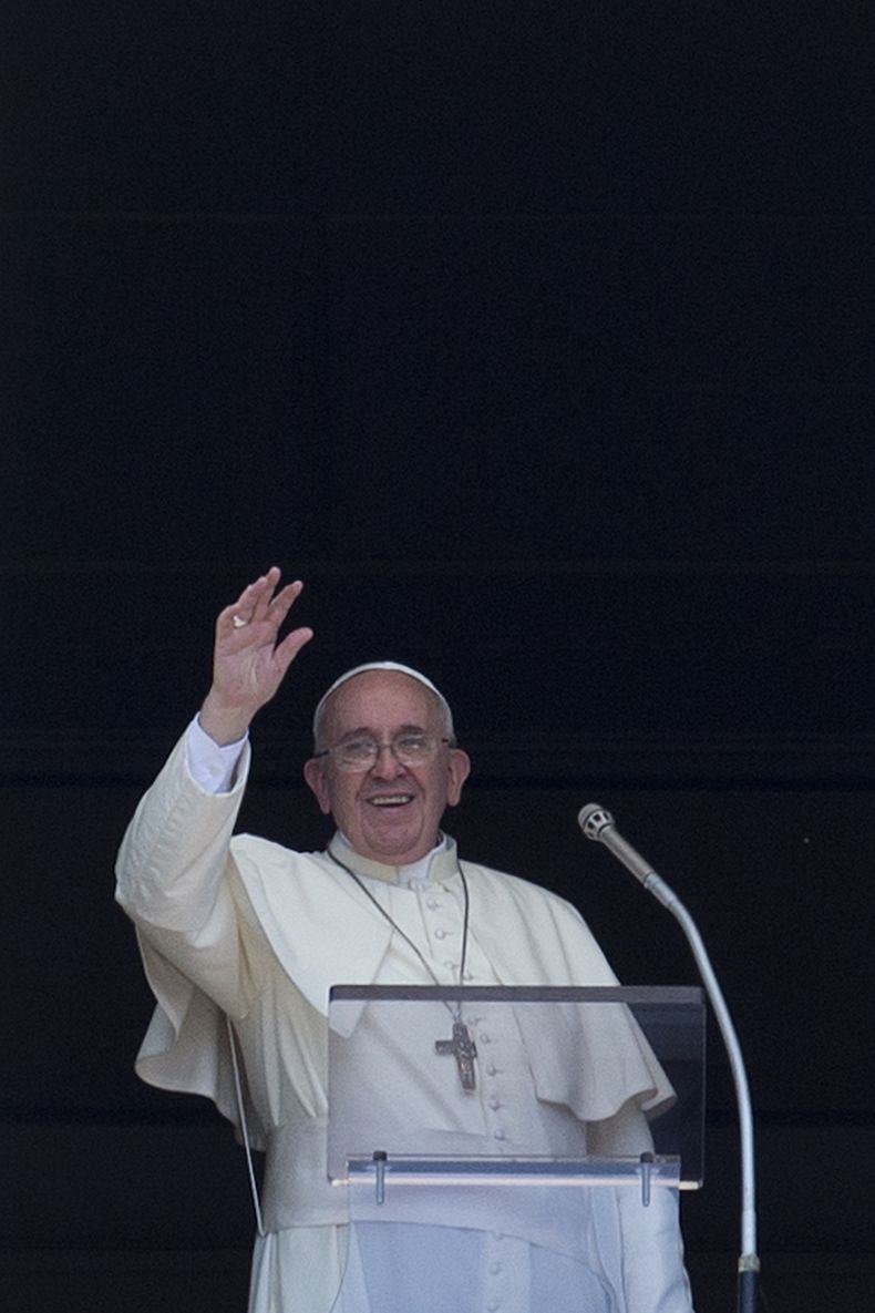El papa Francisco bendice a la multitud que acudi&oacute; a escuchar la oraci&oacute;n del domingo desde la ventana de su estudio que da a la plaza de San Pedro, en Ciudad del vaticano, el domingo 10 de agosto de 2014.  (Foto de AP/Andrew Medichini)