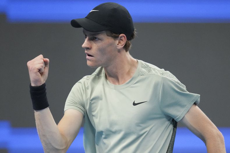 El italiano Jannik Sinner hace un gesto durante la final del Abierto de China ante el español Carlos Alcaraz el miércoles 2 de octubre del 2024. (AP Foto/Achmad Ibrahim)