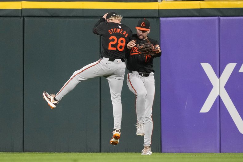 Kyle Stowers y Colton Cowser, de los Orioles de Baltimore, festejan la victoria sobre los Medias Blancas de Chicago, el viernes 24 de mayo de 2024 (AP Foto/Charles Rex Arbogast)