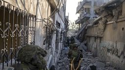 En esta imagen sin fecha, proporcionada por el ejército de Israel, soldados participan en su campaña terrestre en la Franja de Gaza. (Fuerzas de Defensa de Israel vía AP)