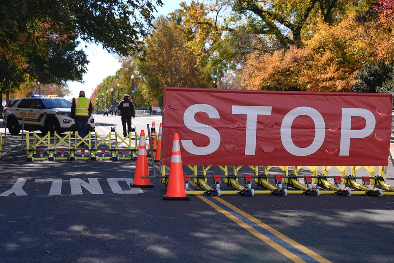 La calle que lleva hacia la Corte Suprema y el Capitolio cerrada a la circulación en el día 36 del cierre del gobierno federal, el miércoles 5 de noviembre de 2025, en Washington. (AP Foto/Mariam Zuhaib)