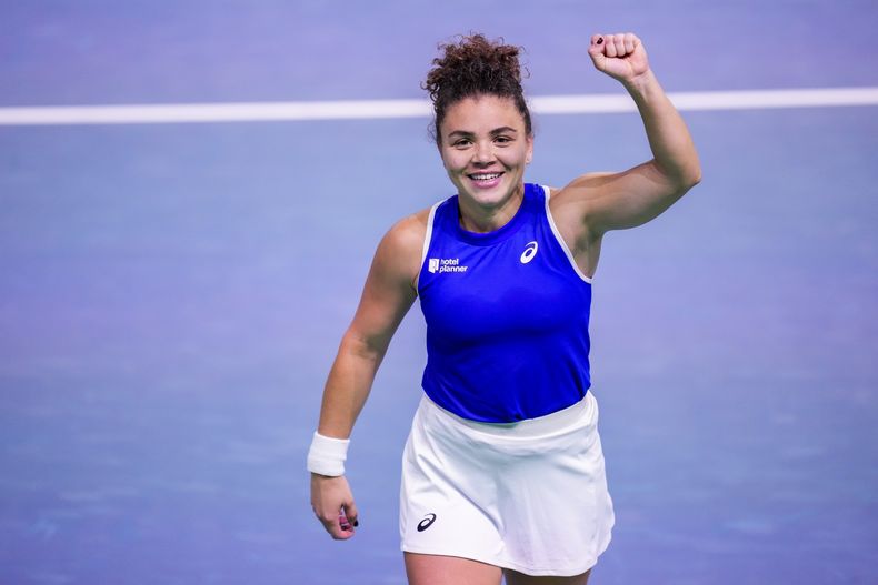 La italiana Jasmine Paolini celebra tras vencer en cuartos de final a la japonesa en la Copa Billie Jean King Moyuka Uchijima el sábado 16 de noviembre del 2024. (AP Foto/Manu Fernandez)