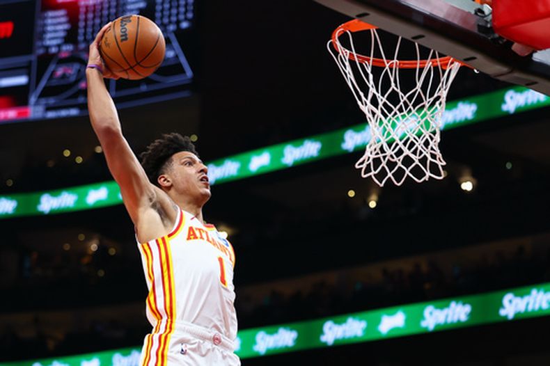 El alero de los Hawks de Atlanta Jalen Johnson salta para clavar el balón en el encuentro ante los Nets de Brooklyn el jueves 12 de marzo del 2026. (AP Foto/Colin Hubbard)